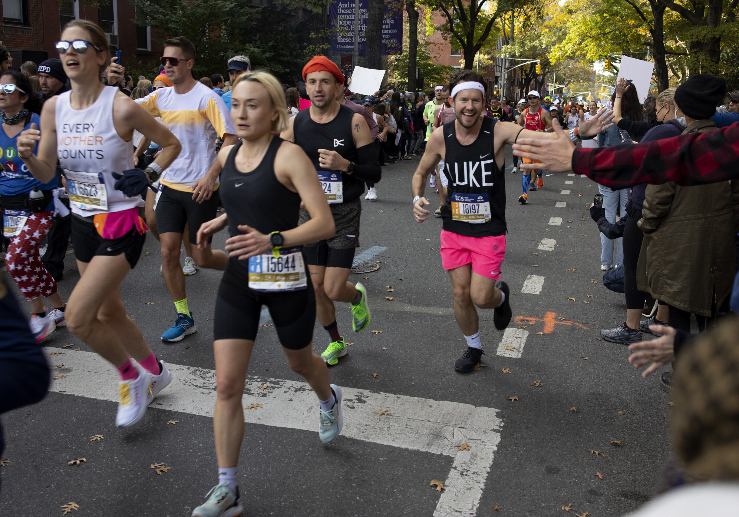 BROOKLYN, NEW YORK - NOVEMBER 7: Crowds cheer on the runners in the New York City 50th Marathon on November 7, 2021 in Brooklyn, New York. (Photo by Andrew Lichtenstein/Corbis via Getty Images)
